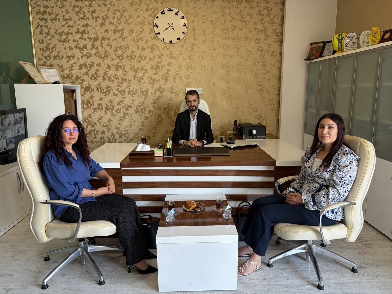 تشرفت قناة نوهدرا باستقبال السيدة هدية والسيدة دلفين من منظمة رابه للتنمية وبناء القدرات، حيث كان في استقبالهما مدير القناة ليني أندريوس وكادر القناة